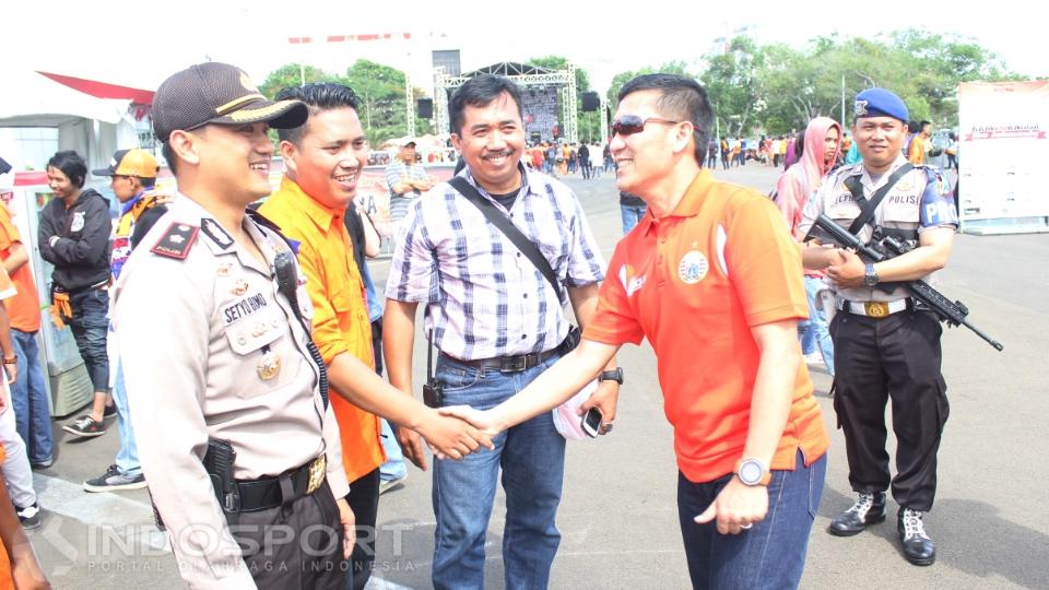Presiden Presija Jakarta, Ferry Paulus dan Ketum The Jakmania, Richard Ahmad bersama Kapolsek Kemayoran, Setyo Bimo.